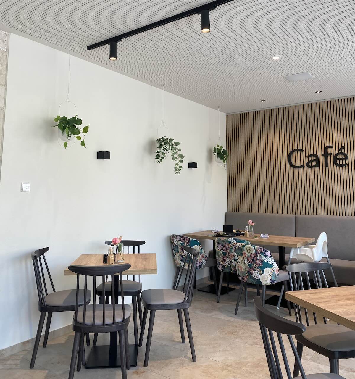 innen im Cafe Juna - schön hell