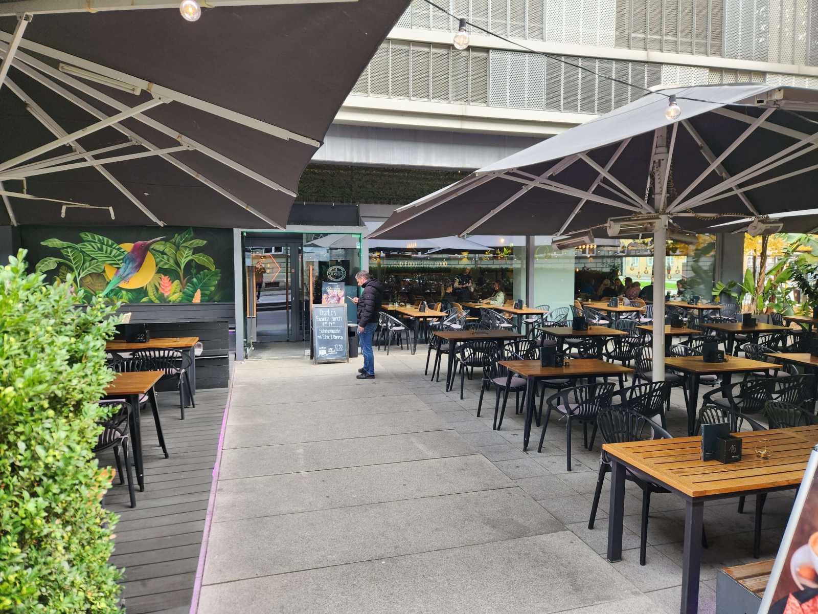 Eingangsbereich des Charlies mit Außenbestuhlung