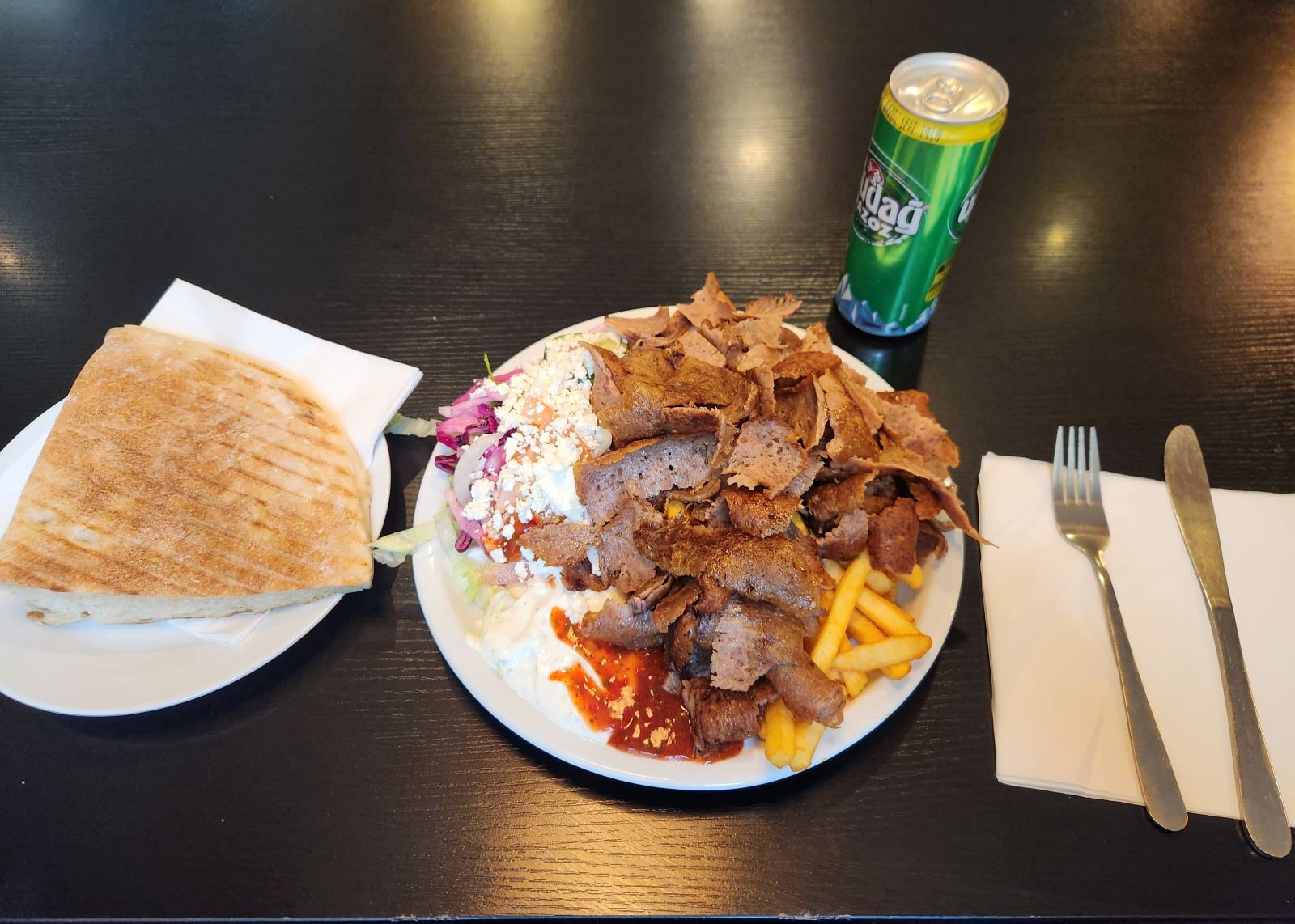 Fleischteller mit Fladenbrot