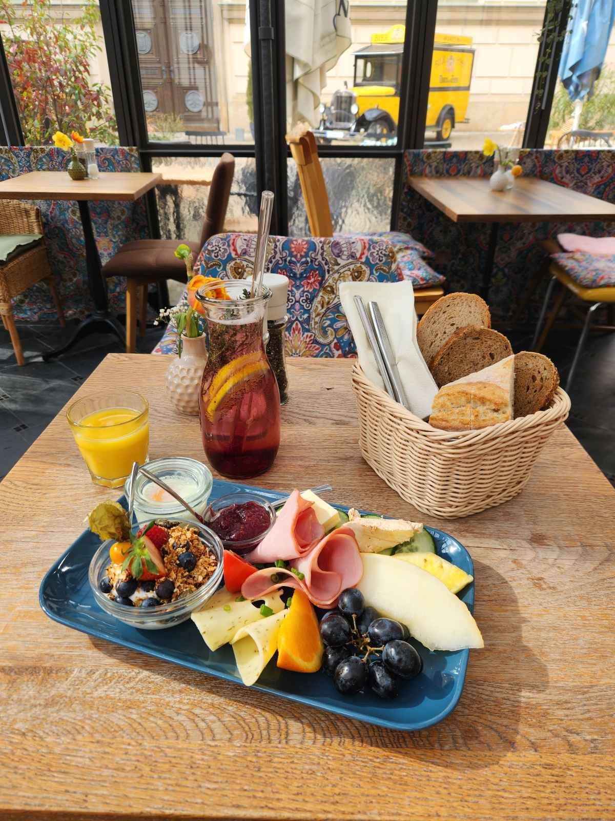 Reiches Frühstück mit Spiegelei, Joghurt und Früchten